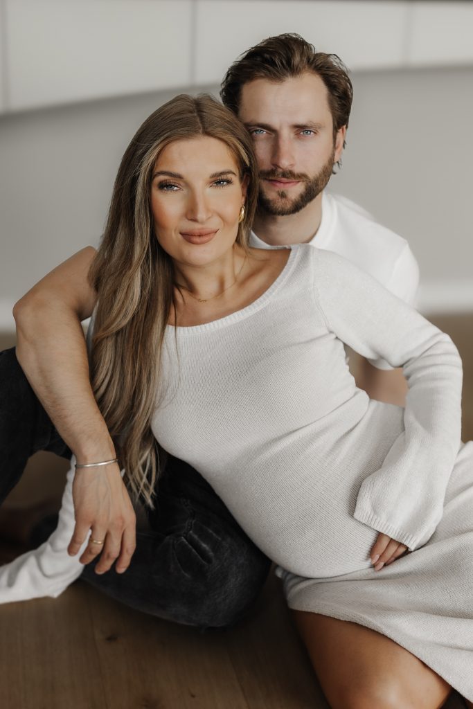 Paar beim Babybauchshooting in Ansbach – liebevolle Schwangerschaftsfotos